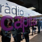 Logotip Ràdio Capital vidre estudi