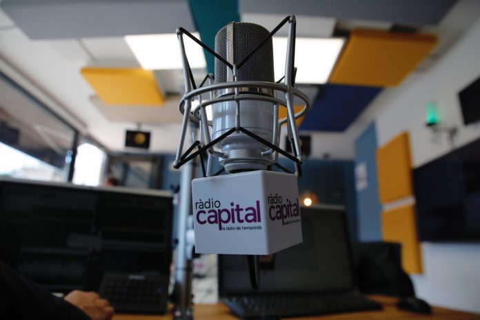 Micròfon Ràdio Capital estudi escola de ràdio Micròfon Ràdio Capital estudi escola de ràdio