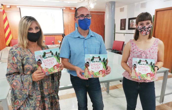 Palamós edita un conte per l'inici escolar - La regidora d'Ensenyament i Ciutat Educadora, Laura Lafarga; l'alcalde de Palamós, Lluís Puig; i la dissenyadora, Lidia Rufo, durant la presentació del conte Palamós edita un conte per l'inici escolar - La regidora d'Ensenyament i Ciutat Educadora, Laura Lafarga; l'alcalde de Palamós, Lluís Puig; i la dissenyadora, Lidia Rufo, durant la presentació del conte