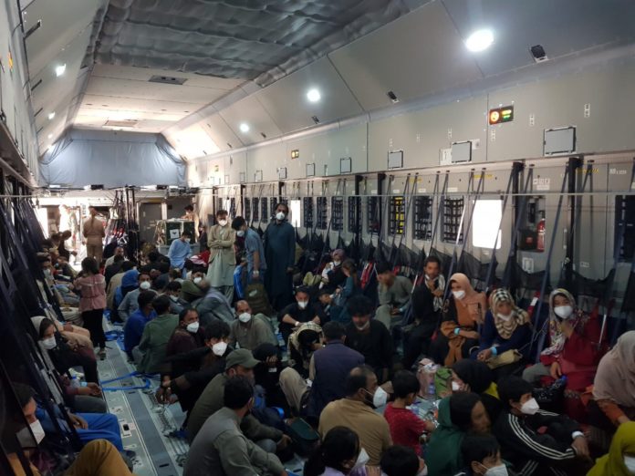 foto_3836849 Pla general d'un avió A400M de l'exèrcit espanyol ple de gent per evacuar de Kabul. Imatge difosa el 25 d'agost del 2021 - Imatge del Ministeri de Defensa via ACN
