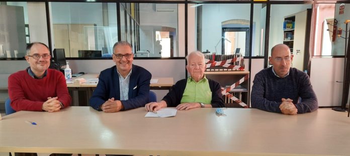 privat:-lluis-molinas-cedeix,-a-l’arxiu-municipal,-una-gran-quantitat-de-documentacio-que-ha-anat-aplegant-durant-anys