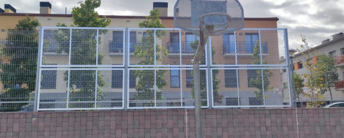 privat:-millores-a-la-tanca-de-proteccio-de-la-pista-esportiva-del-parc-de-la-sauleda