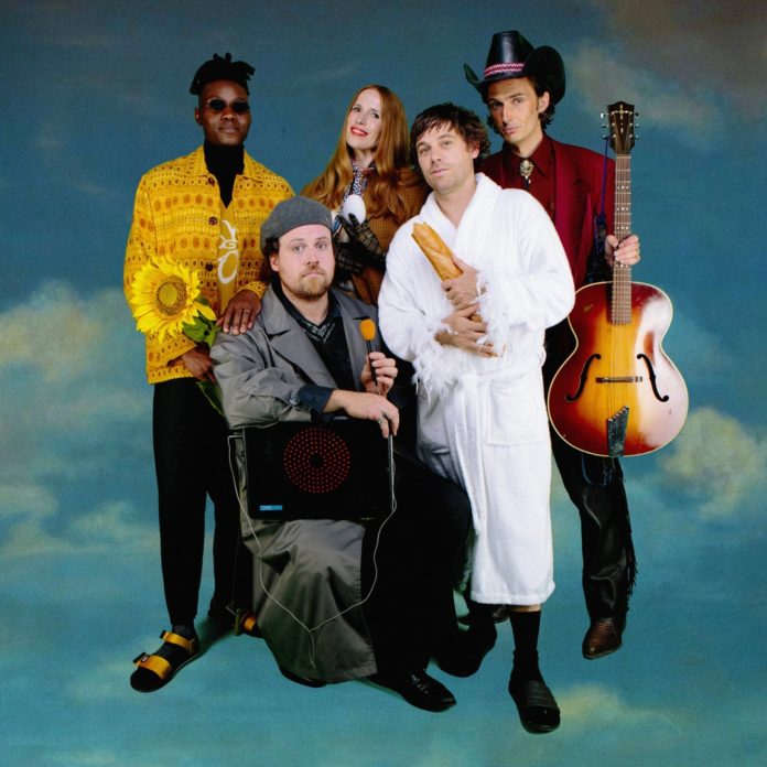 metronomy-anuncien-disc-i-estrenen-‘it’s-good-to-be-back’