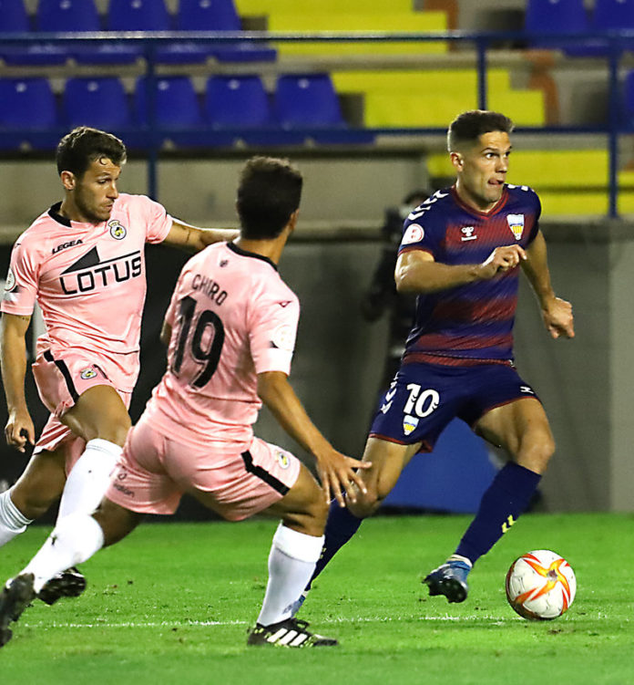 Futbol. Temporada 2021/22. 1a divisió FEF. Partit entre el Costa Brava i el Linense a l'estadi Palamós-Costa Brava. Jugades variades, entrenadors, porters, etc.
