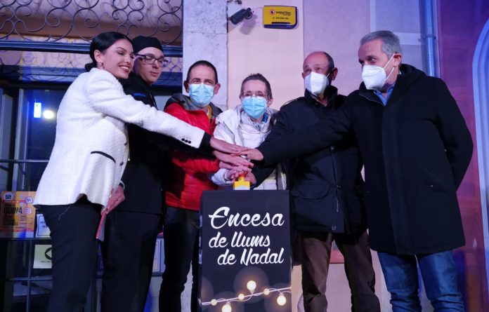 privat:-palafrugell-encen-els-llums-de-nadal-i-reparteix-mes-de-400-racions-d’escudella