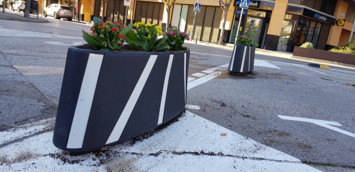 privat:-palafrugell-substitueix-les-antigues-jardineres-dels-carrers-per-unes-de-noves-realitzades-amb-materials-reciclats privat:-palafrugell-substitueix-les-antigues-jardineres-dels-carrers-per-unes-de-noves-realitzades-amb-materials-reciclats