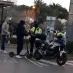 La Policia Local de Palafrugell fent un control de vehicles de mobilitat personal