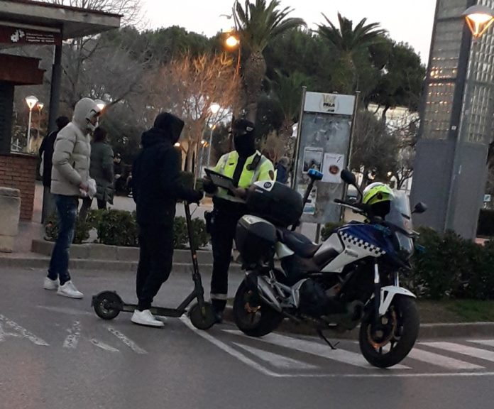 La Policia Local de Palafrugell fent un control de vehicles de mobilitat personal
