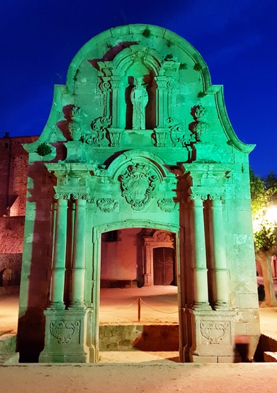privat:-s’illumina-de-verd-l’arc-de-sant-benet-per-commemorar-el-dia-contra-el-cancer