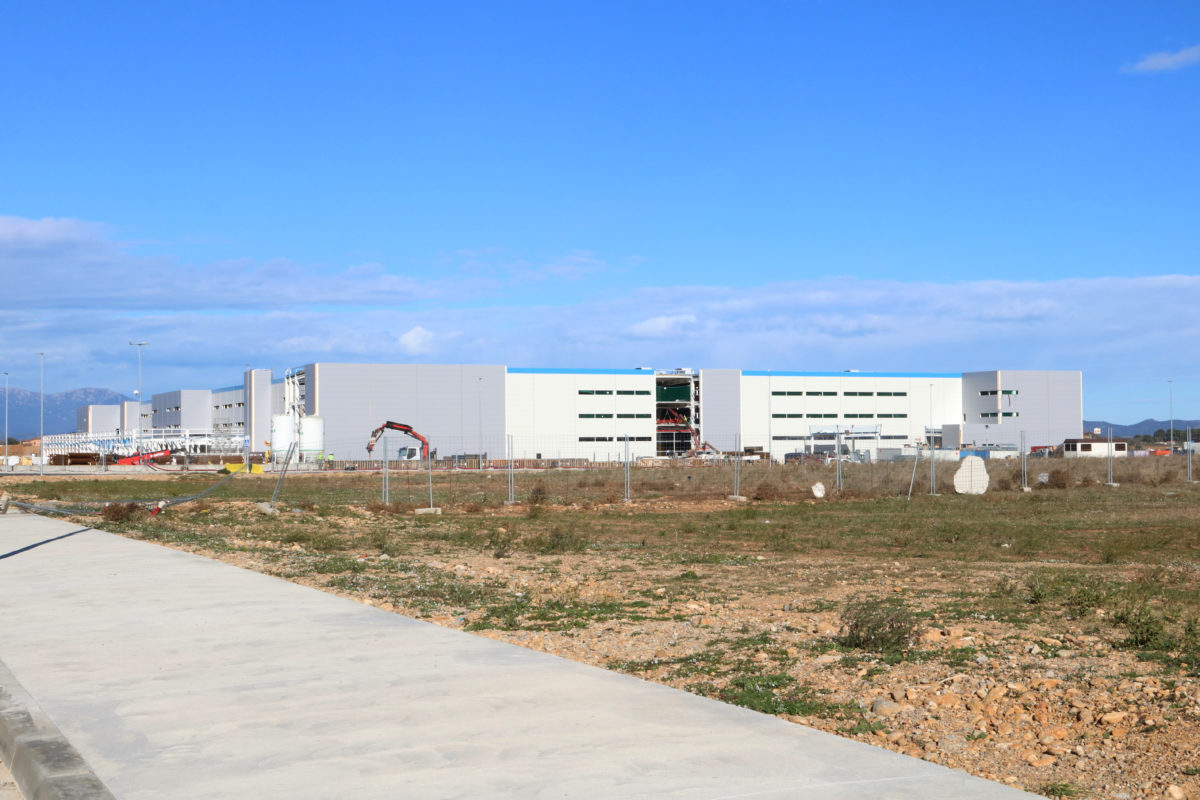 Foto: ACN. Pla general de la planta que Amazon està aixecant al Logis Empordà. Imatge publicada el 5 de gener del 2022. (Horitzontal)