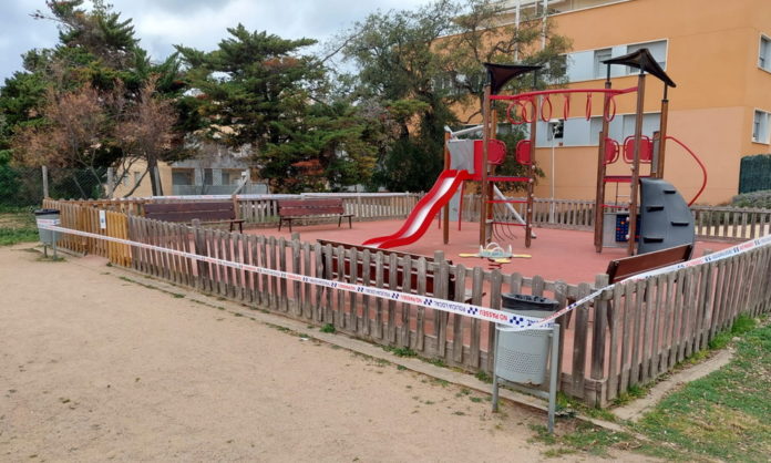 privat:-tancament-dels-parcs-de-la-carretera-de-girona-per-la-presencia-d’orugues-de-processionaria privat:-tancament-dels-parcs-de-la-carretera-de-girona-per-la-presencia-d’orugues-de-processionaria