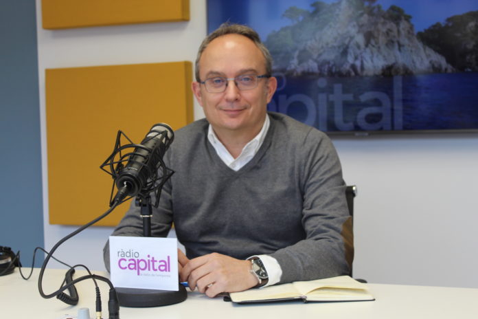Josep Coll als estudis de Ràdio Capital abans del Govern i Oposició de Palamós