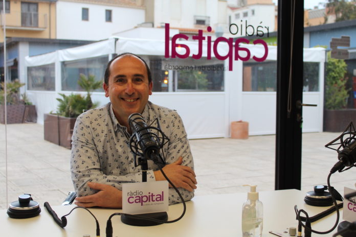 Lluís Puig, alcalde de Palamós, somriu als estudis de Ràdio Capital