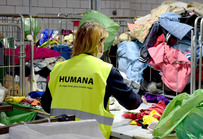 Personal d'Humana classificant peces de roba a la planta que la fundació té a l'Ametlla del Vallès Data de publicació: dimarts 08 de febrer del 2022, 16:32 Localització: Girona Autor: Cedida per la Fundació Humana