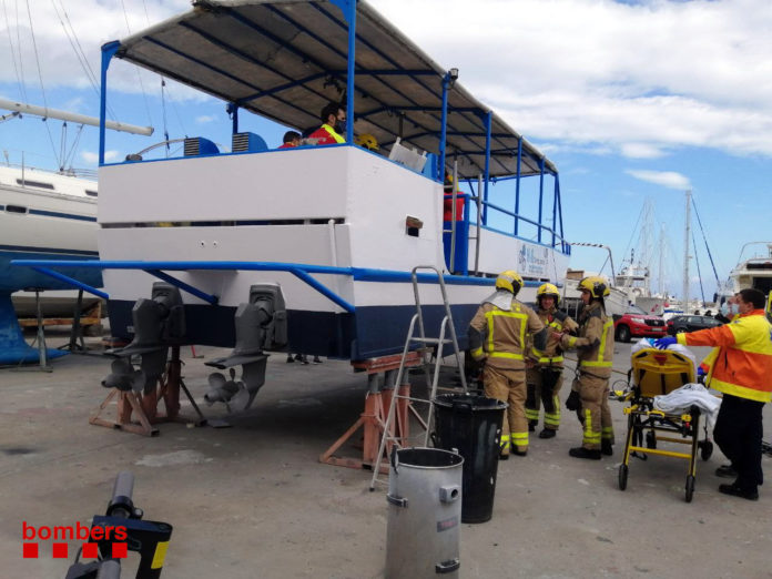 Bombers i SEM evacuant els dos intoxicats a la bodega d'un vaixell a la marina seca del port del Palamós Data de publicació: diumenge 06 de març del 2022, 18:14 Localització: Palamós Autor: Bombers de la Generalitat