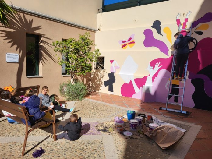 privat:-el-pati-de-les-escoles-velles-llueix-un-nou-mural-en-favor-de-la-cultura-inclusiva-i-feminista