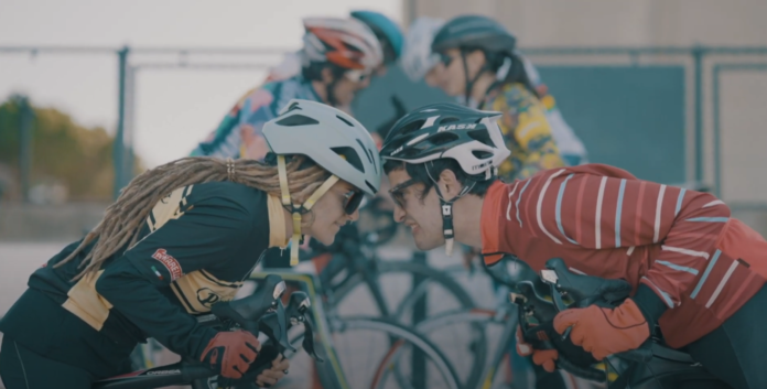 privat:-the-penguins-posen-musica-a-la-volta-ciclista-a-catalunya-amb-‘boires-i-retrets’
