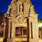 privat:-l’ajuntament-il.lumina-l’arc-de-sant-benet-en-el-dia-mundial-de-l’endometriosi