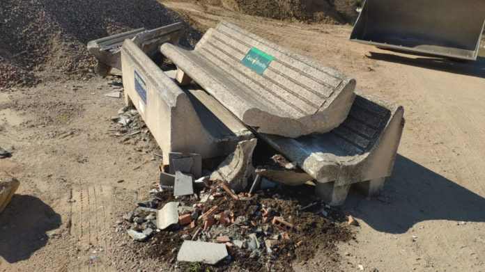 privat:-els-antics-bancs-del-camp-d’en-prats-es-reciclen-per-a-ser-reutilitzats-com-a-material-de-construccio