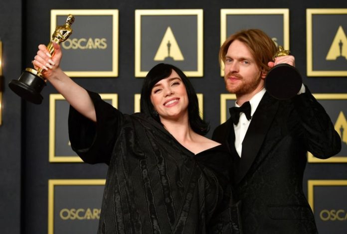 billie-eilish-i-finneas-guanyen-l’oscar-a-la-millor-canco-per-‘no-time-to-die’