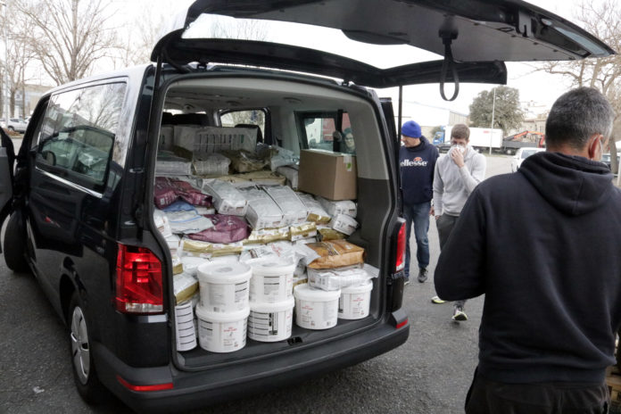 Una de les furgonetes del comboi que ha sortit de Girona, carregada Data de publicació: dijous 10 de març del 2022, 10:23 Localització: Girona Autor: Marina López Refugiats. Una de les furgonetes del comboi que ha sortit de Girona, carregada Data de publicació: dijous 10 de març del 2022, 10:23 Localització: Girona Autor: Marina López
