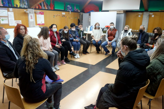 Grup de suport emocional als ucraïnesos a Platja d'Aro el 21 de març del 2022 per Xavier Pi (ACN)