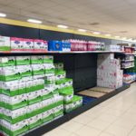 Lineals buits de llet a un dels supermercats de Palafrugell (per Gerard Escaich)