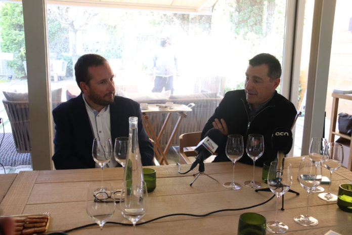El sommelier Josep Roca amb un dels responsables de Papers de Vi en la presentació d''El llibre dels vins' d'Arnau de Vilanova Data de publicació: dimarts 01 de març del 2022, 13:37 Localització: Girona Autor: Aleix Freixas