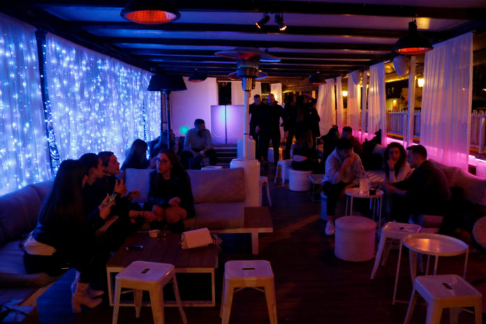 Uns joves prenen alguna cosa asseguts en un local d'oci nocturn de Platja d'Aro Data de publicació: diumenge 13 de febrer del 2022, 01:35 Localització: Platja-d'Aro Autor: Gerard Vilà