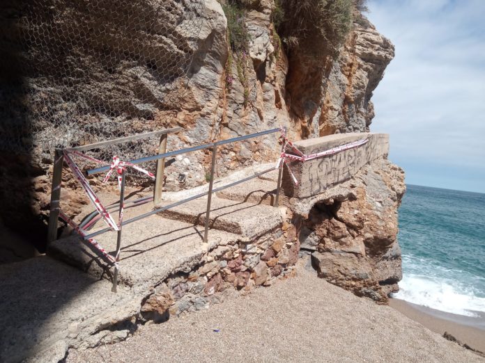 privat:-l’acces-a-illa-roja-queda-tallat-fins-a-nou-avis-per-risc-d’esllavissada