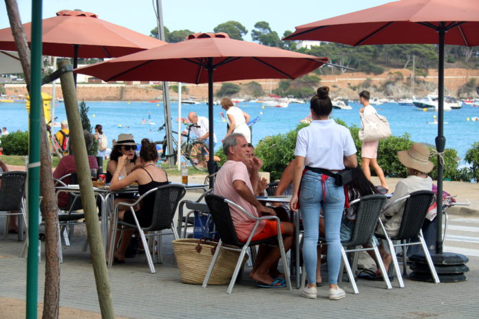 Pla mig de clients a la terrassa del Tucan Beach de Sant Pol, un dels establiments de Sant Feliu de Guíxols que va patir els talls de llum, aquest 16 d'agost del 2021 (Horitzontal) Data de publicació: dilluns 16 d’agost del 2021, 18:21 Autor: Xavier Pi