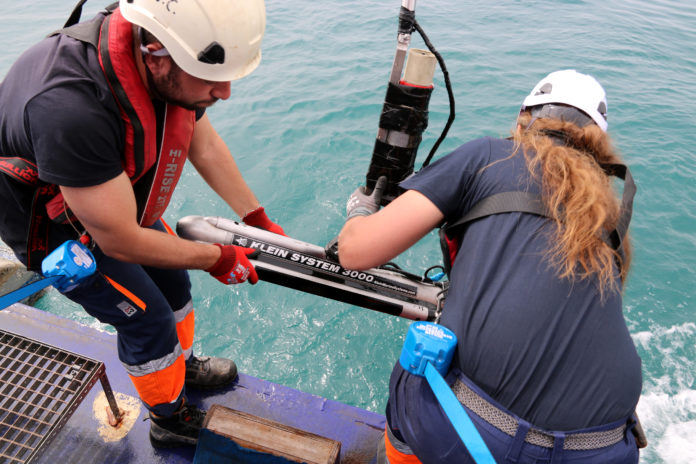 Dos tècnics tirant a l'aigua el sonar d'escombratge lateral (per Àlex Recolons - ACN) Dos tècnics tirant a l'aigua el sonar d'escombratge lateral (per Àlex Recolons - ACN)