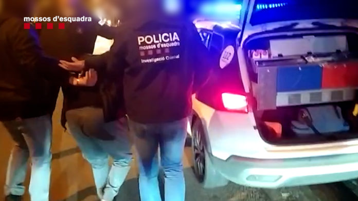 04bff6ee-9cc5-4c75-962a-cd19ddb4e516 Agents dels Mossos d'Esquadra detenen als tres investigats per robatoris en casa habitada després d'una nit en la que havien actuat a tres domicilis diferents. Autor: Mossos d'Esquadra via ACN
