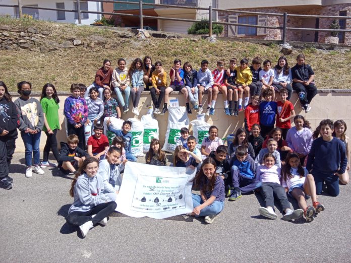 privat:-els-alumnes-de-les-escoles-doctor-arruga-i-olivar-vell-recuperen-90-quilos-de-residus-a-l’entorn-natural-del-municipi