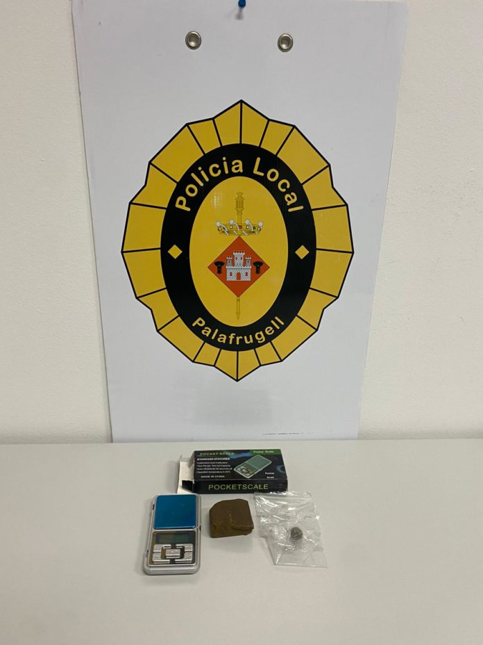 privat:-la-policia-local-de-palafrugell-realitza-4-detencions-en-els-ultims-dies,-dos-de-les-quals-per-fugides-a-gran-velocitat-amb-vehicles