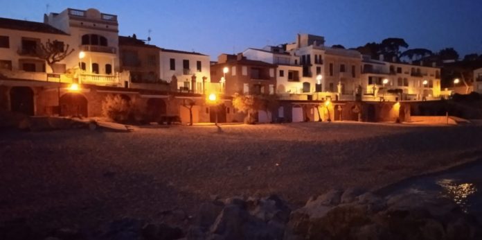 privat:-nova-illuminacio-a-la-platja-del-canadell-de-calella-de-palafrugell
