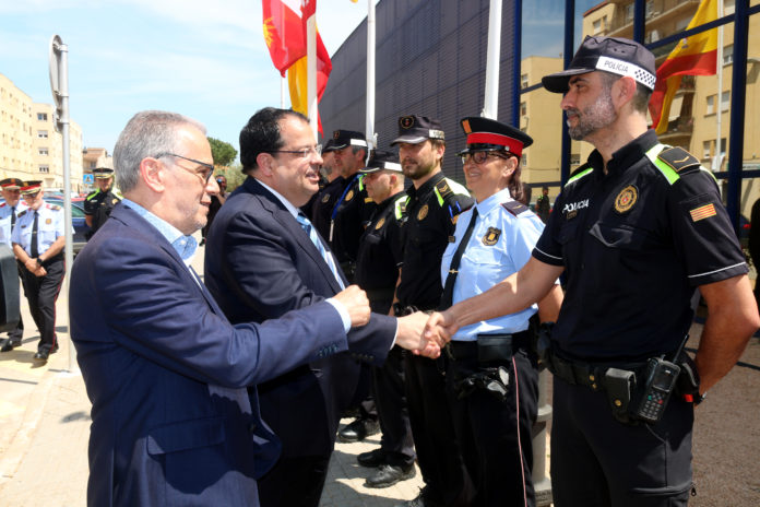 3062d3a7-0be2-42b0-a951-b5778041f942 L'alcalde de Palafrugell, Josep Piferrer, i el conseller d'Interior, Joan Ignasi Elena, arribant a les dues comissaries per signar el conveni Data de publicació: dimecres 18 de maig del 2022, 13:42 Localització: Palafrugell Autor: Xavier Pi/ Gemma Tubert