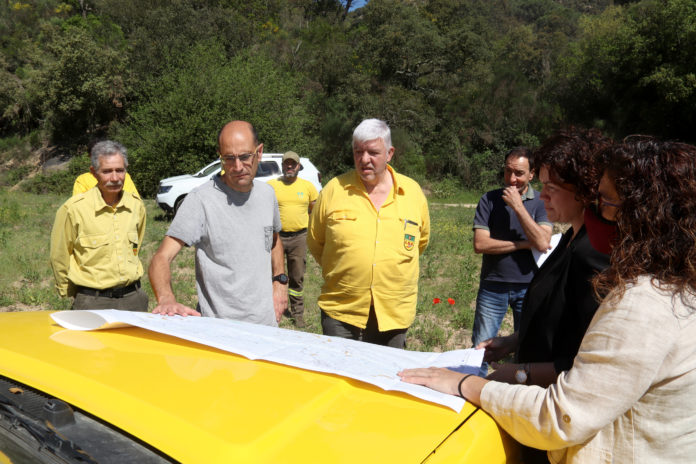 47d2d497-99ee-4333-b018-6b4c793e31c9 Un enginyer d'Acció Climàtica i diversos ADF consulten el mapa de les Guilleries Sud amb la directora general d'Ecosistemes Forestals i Gestió del Medi, Anna Sanitjas, i la directora dels Serveis Territorials d'Acció Climàtica a Girona, Elisabet Sánchez Data de publicació: dijous 12 de maig del 2022, 12:35 Localització: Riudarenes Autor: Aleix Freixas