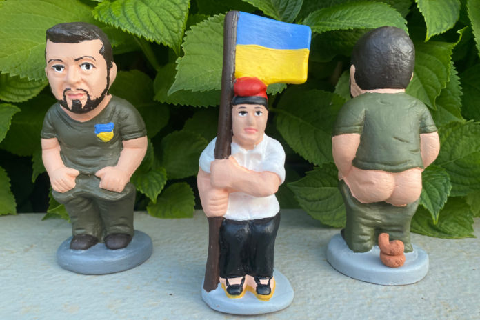 4b3bae75-78ed-44dc-b51b-aaf5ffc0bd71 Una figura del caganer de Volodimir Zelenski i del caganer pagès amb una bandera d'Ucraïna - Imatge cedida a l'ACN per Caganer.com