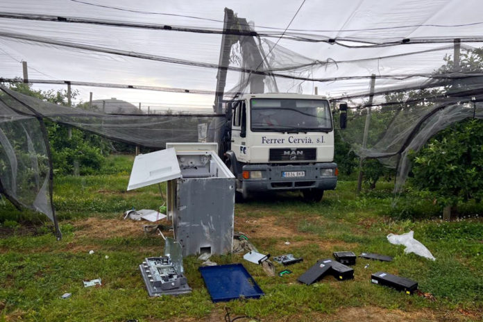 El camió robat enmig del camp de pomeres de Torroella i el caixer automàtic desmuntat a peces que els lladres han abandonat a la parcel·la - Cedida a l'ACN