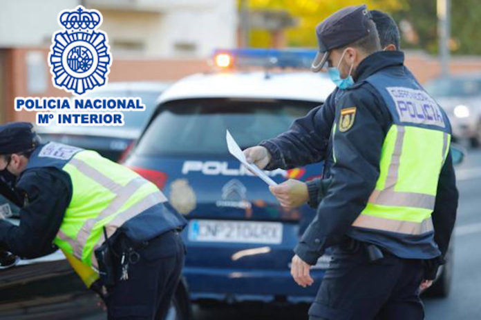 Agents de la policia nacional durant una detenció a Palamós (Imatge via ACN)