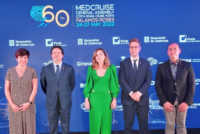 El secretari de Territori i Mobilitat i president de Ports de la Generalitat, Isidre Gavín, el vicepresident segon del Patronat de Turisme Costa Brava Girona de la Diputació de Girona, Jordi Masquef, l’alcalde de Palamós, Lluís Puig, la primera tinent d’alcalde de Roses, Montse Mindan, i la presidenta de Medcruise, Figen Ayan