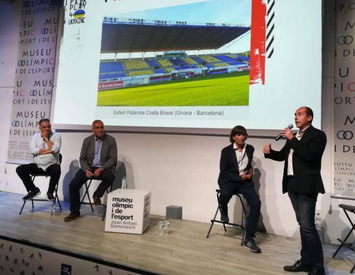L'alcalde de Palamós, Lluís Puig, parlant en una roda de premsa per presentar el partit dels Diables de Barcelona i la l'equip italià de la sèrie A de rugby a Barcelona L'alcalde de Palamós, Lluís Puig, parlant en una roda de premsa per presentar el partit dels Diables de Barcelona i la l'equip italià de la sèrie A de rugby a Barcelona