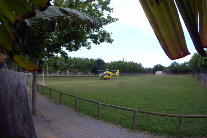 Un helicòper del SEM aterra al càmping Delfín Verde per traslladar un infant al Trueta després d'ofegar-se a la piscina - via ACN