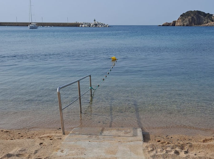 privat:-l’ajuntament-colloca-una-barana-a-la-platja-de-sant-feliu-per-a-banyistes-amb-mobilitat-reduida privat:-l’ajuntament-colloca-una-barana-a-la-platja-de-sant-feliu-per-a-banyistes-amb-mobilitat-reduida