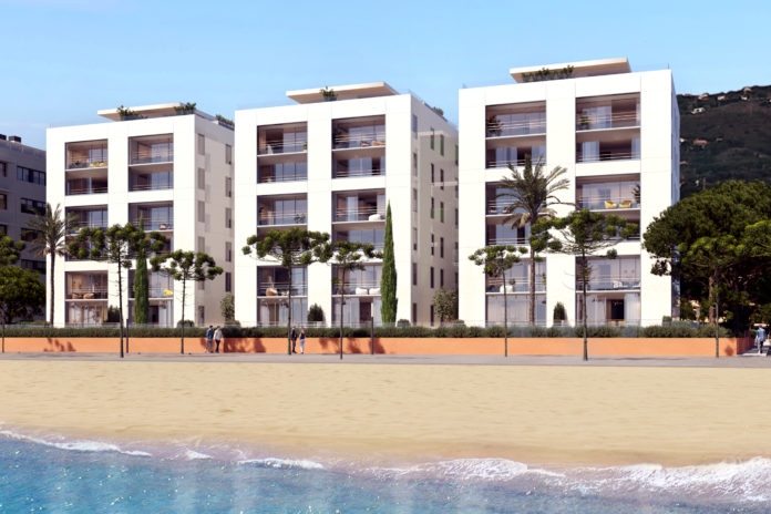 2f086da7-aff7-4b2b-900b-72c2f9e759fa Recreació dels edificis de 82 apartaments d'alt estànding que Kronos Homes aixecarà a primera línia de mar de Platja d'Aro - Cedida per Kronos Homes via ACN
