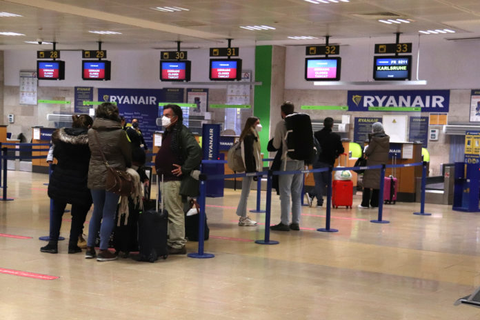 3878008 Pla general d'un conjunt de passatgers fent cua al mostrador de Ryanair a l'aeroport de Girona el 3 de desembre de 2021. (Horitzontal) Data de publicació: divendres 03 de desembre del 2021, 12:01 Autor: Aleix Freixas