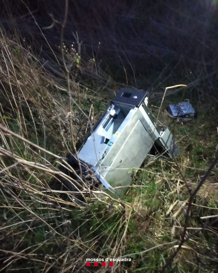 xr:d:DAFDgt_h52U:4,j:28537568213,t:22061318 Un dels caixers sostrets pel grup criminal que actuava al Gironès i al Baix Empordà Data de publicació: dimarts 14 de juny del 2022, 15:52 Localització: Girona Autor: Cedida a l'ACN pels Mossos d'Esquadra