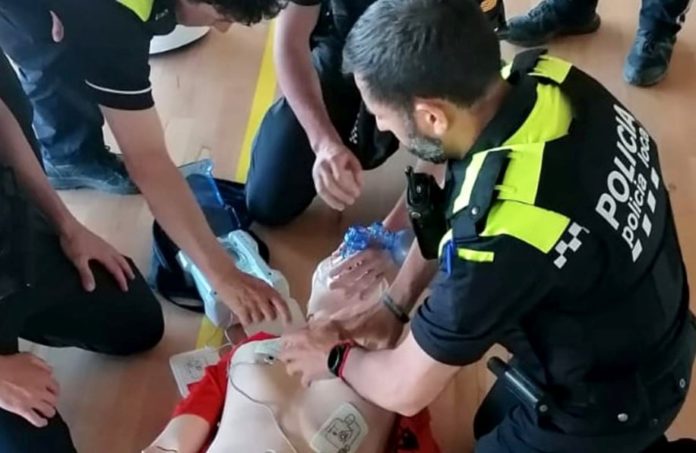DEAcursTdM_001 Imatge d’un dels cursos de primers auxilis i d’ús del desfibril·lador que s’imparteixen a la Policia Local de Torroella de Montgrí - via Ajuntament de Torroella de Montgrí