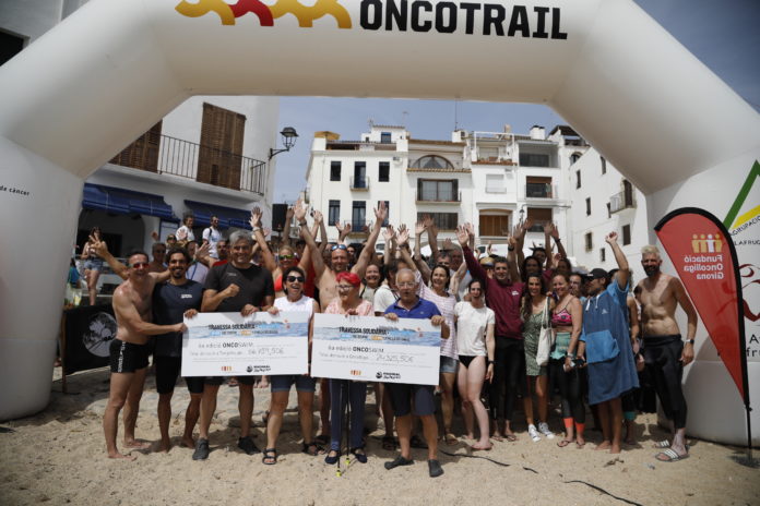 L'entrega de xecs després de participar a l'Oncoswim 2022 on s'ha doblat la quantitat obtinguda en comparació al 2021